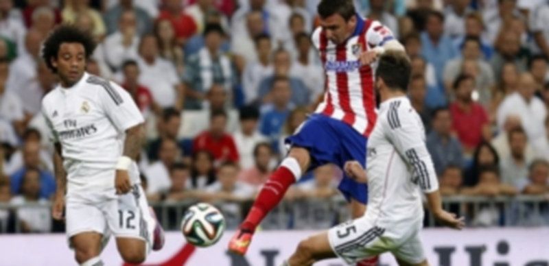 Mario Mandzukic dispara a puerta ante la presión de dos jugadores del Real Madrid en el partido de ida de la Supercopa de España 2014. / Europa Press