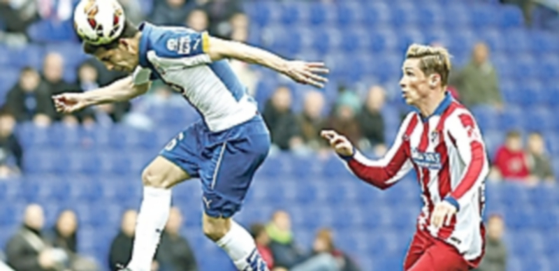 El Atlético de Madrid se descuelga en Cornellà 1 El defensa del Espanyol Javier López Rodríguez (i) y el delantero del Atlético de Madrid Fernando Torres . / EFE