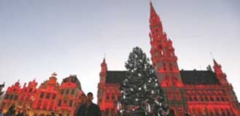Vista del árbol de Navidad instalado en la Grand Place de Bruselas