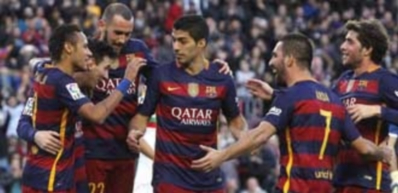 Los jugadores del Barça celebran con Messi (segundo por la izquierda) el tercer gol del ‘10’ argentino frente al Granada. / EFE