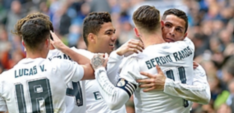Cristiano Ronaldo (dcha) celebra con sus compañeros el segundo gol del Real Madrid ante el Celta