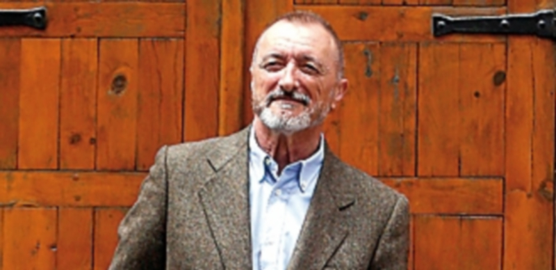 El escritor Arturo Pérez-Reverte en la presentación de la nueva novela. / Efe