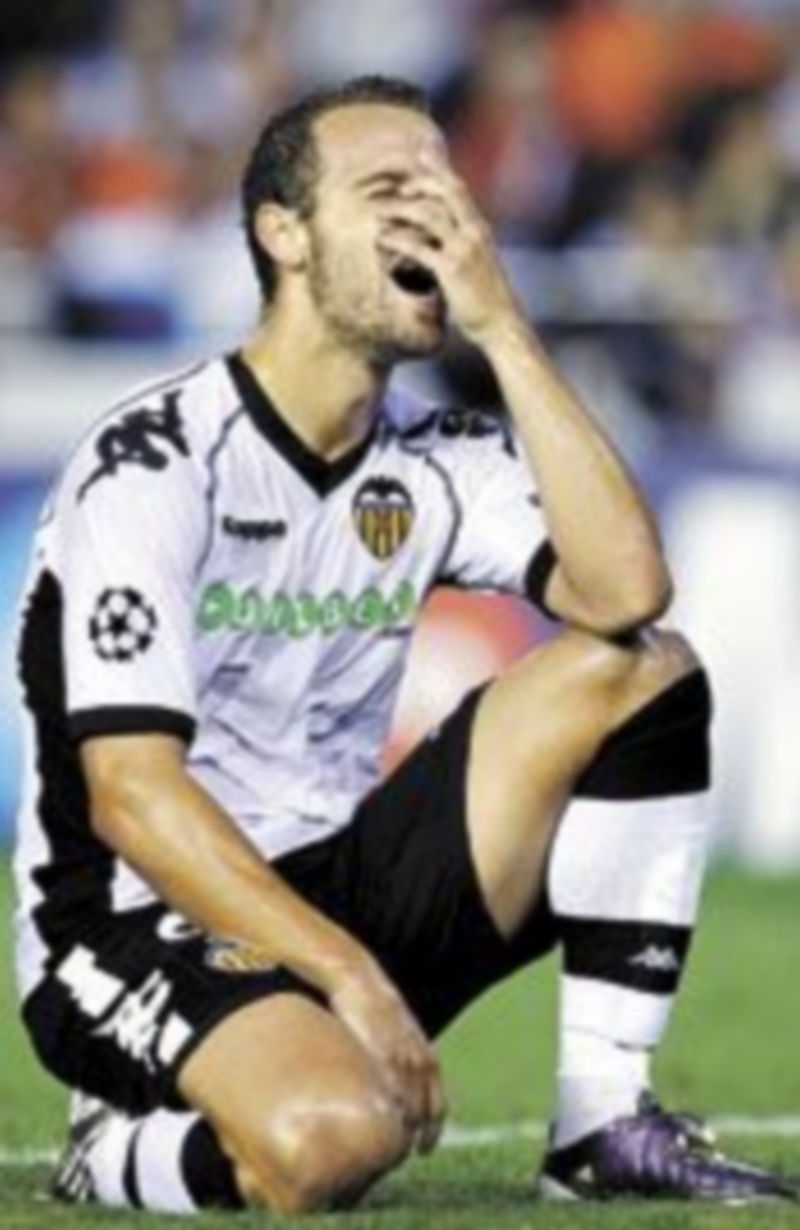 Roberto Soldado se lamenta de una ocasión fallada durante el encuentro de anoche ante el Manchester United. / EFE