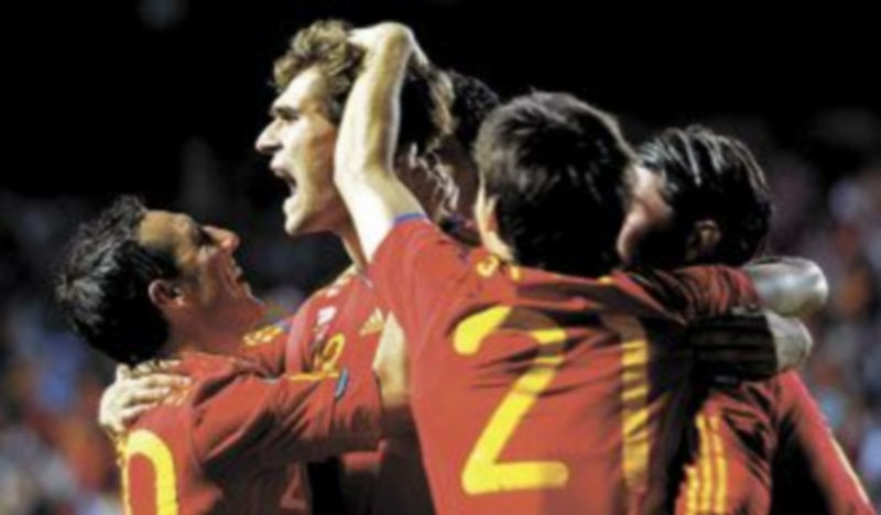 Los jugadores del combinado nacional felicitan a Llorente tras firmar un doblete. / Reuters