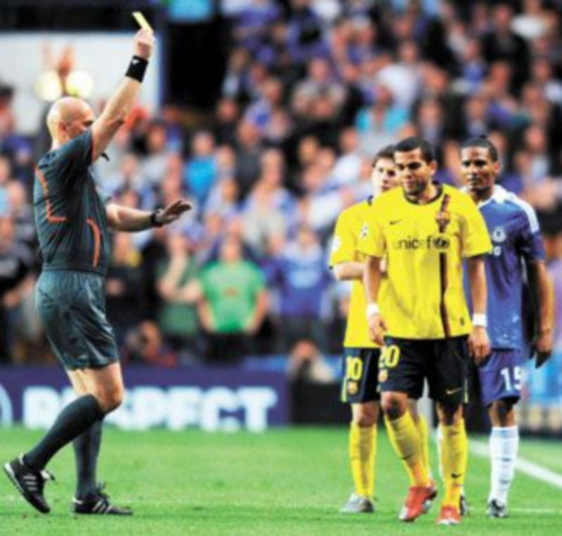 Momento en el que Dani Alves vio una cartulina amarilla contra el Chelsea. /EFE