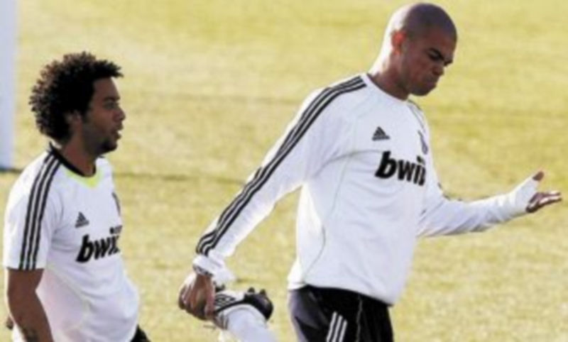 Pepe (d) ya ha superado su lesión y retornó a la convocatoria del Real Madrid. / Efe.