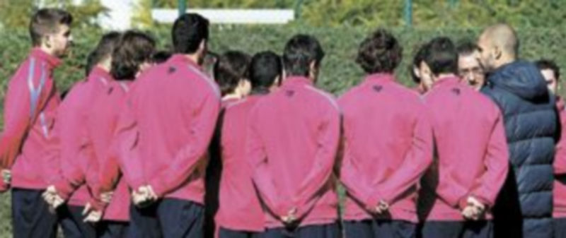 Pep Guardiola da instrucciones a sus hombres durante un entrenamiento. / Efe.