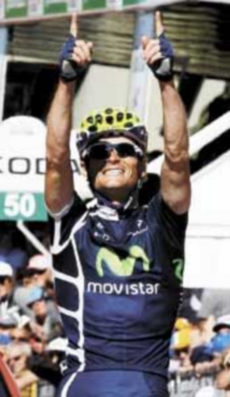 Kiryienka levanta los brazos al cielo al cruzar la línea de meta. / Reuters.