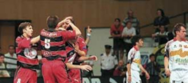 Los jugadores del Caja del ‘99 se abrazan a Daniel tras lograr el gol que daba el segundo punto ante el Industrias . / E.A.