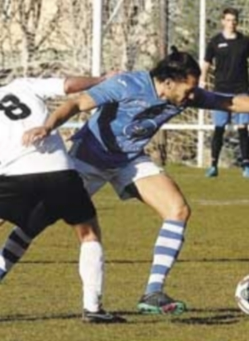 Christian Rivas regatea a un jugador rival en un partido disputado por el conjunto granjeño en El Hospital / Juan Martín