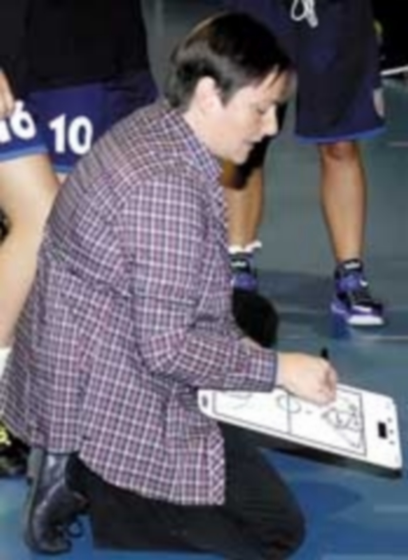Esther Muñiz da instrucciones a las jugadoras durante un tiempo muerto. / J. M.
