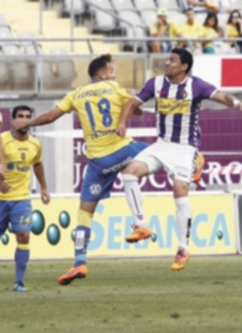 El local Javi Castellano (izquierda) disputa un balón con Óscar González. / EFE