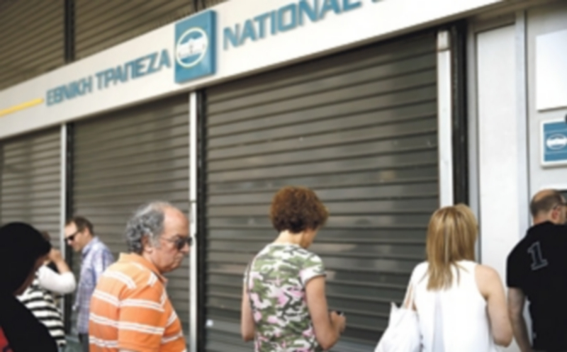 Miles de griegos hacen cola en los cajeros cada día para poder retirar su dinero de sus cuentas bancarias. / EFE