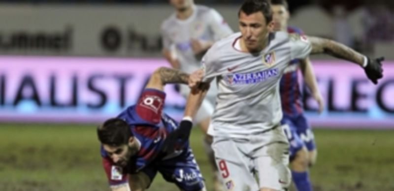 El delantero croata Mario Mandzukic pelea un balón ante Castellano. / EFE