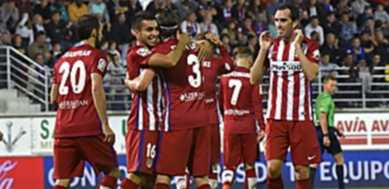 Los jugadores del Atlético de Madrid felicitan a Ángel Correa (segundo por la izquierda) tras anotar el primer gol del partido