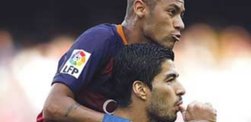 Neymar abraza a Luis Suárez tras anotar el segundo gol ante Las Palmas. / EFE
