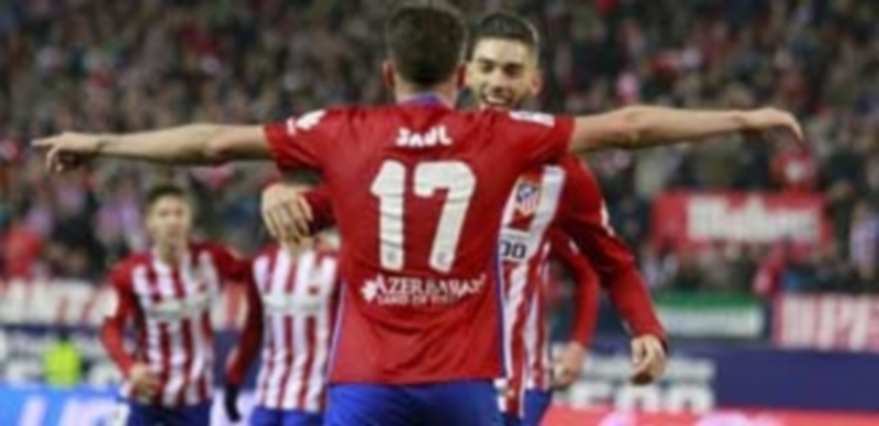 Los rojiblancos Saúl Ñíguez y Yannick Carrasco celebran el primer gol del Atlético en el victoria del pasado domingo frente al Athletic Club en el Vicente Calderón. / EFE