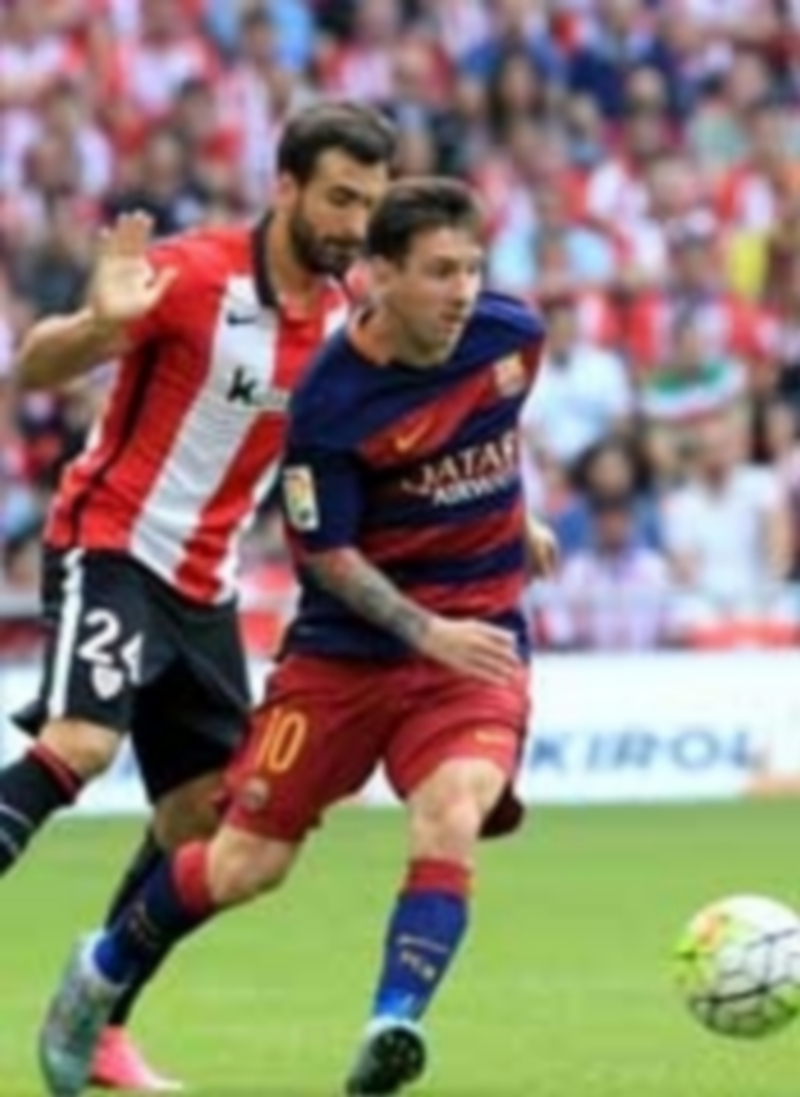 Messi controla el balón durante el partido que disputaron Athletic y Barcelona en la primera jornada de la Liga