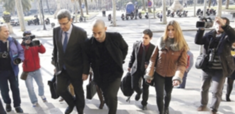 El jugador argentino del Barcelona Javier Mascherano (c)