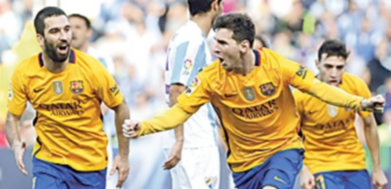 Messi acude al rescate 1 Messi (d) celebra junto a Arda Turan el gol de la victoria del Barça ante el Málaga