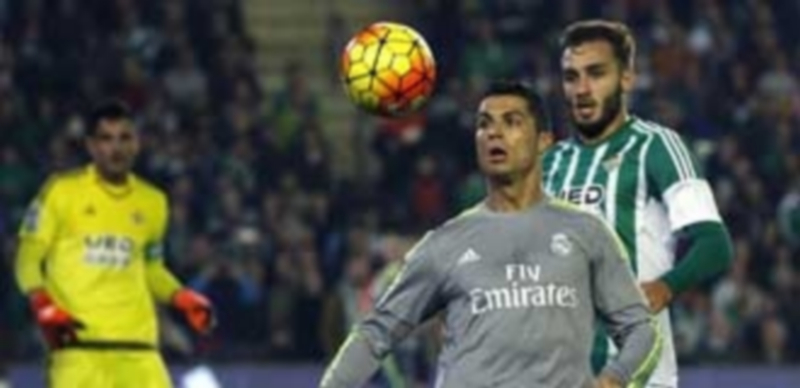 Acecho al segundo puesto 1 Los merengues se dejaron dos puntos en Sevilla en el empate ante el Betis. / EFE