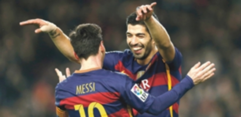 Messi y Luis Suárez se abrazan tras el séptimo gol del Barça