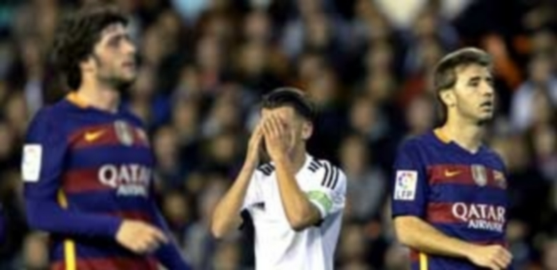 El centrocampista del Valencia Fran Villalba se lamenta de una ocasión en la vuelta de las semifinales coperas. / Efe