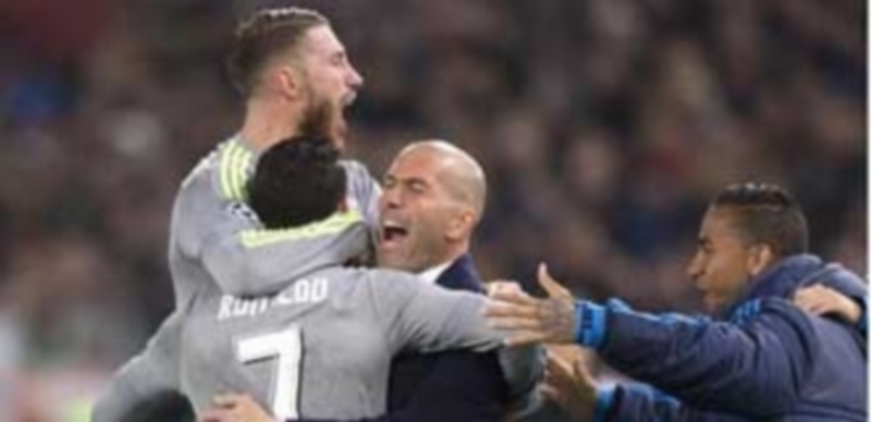 El Real Madrid quiere disipar todas las dudas antes del derbi 1 Cristiano y Ramos celebran con Zidane uno de los goles marcados a la Roma. / EFE