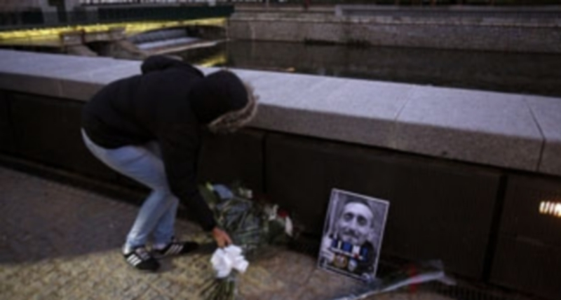 Un aficionado deja unas flores junto a la foto de Romero Taboada