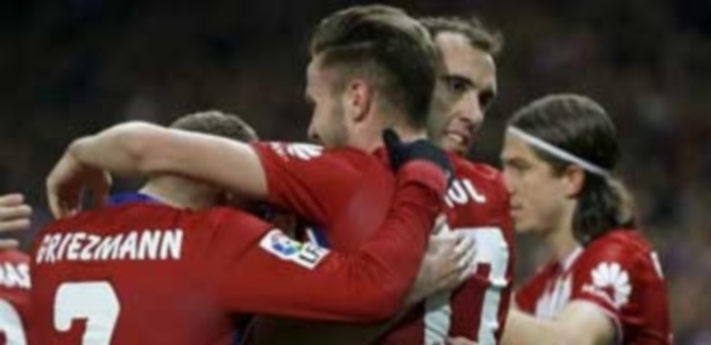 Saúl celebra con Griezmann y Godín el primer gol del Atlético