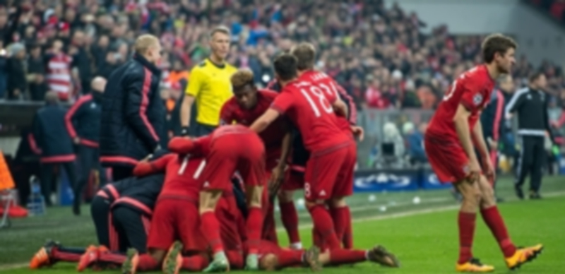 El Bayern tira de épica 1 Los jugadores del Bayern felicitan a Thiago tras marcar el tercer gol. / EFE