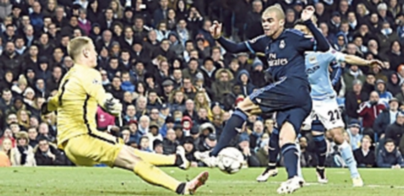 Joe Hart se lanza para detener el disparo de Pepe desde dentro del área pequeña en la mejor ocasión del Real Madrid para llevarse la victoria del Etiham Stadium. / EFE