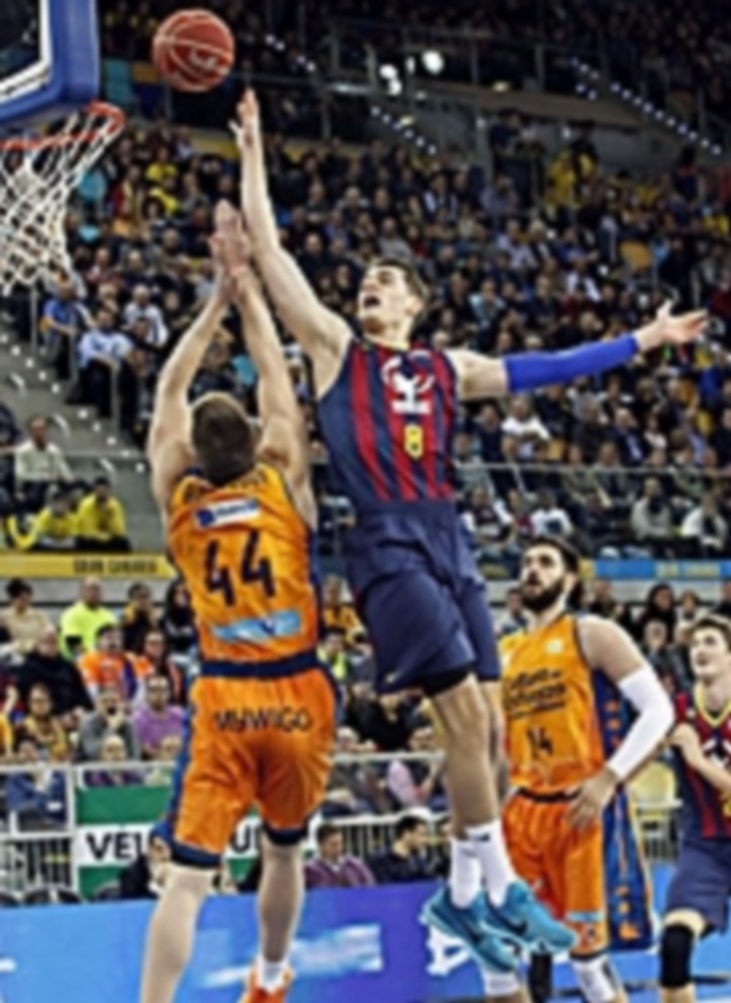 Mario Henzonja (derecha) intenta superar a Luke Harangody para anotar. / EFE