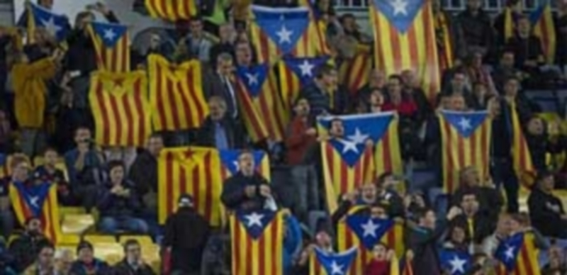 El Barça recurre la prohibición de llevar esteladas a la final de Copa 1 Un grupo de aficionados del Barça con banderas independentistas catalanas en un partido del conjunto azulgrana. / EFE