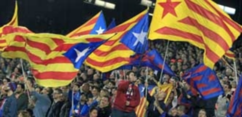 Un grupo de aficionados del Barça ondea banderas independentistas catalanas durante un partido del club azulgrana. / EFE