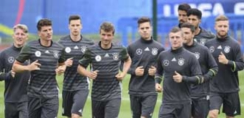 Alemania entra en escena 1 Los jugadores de la selección alemana se preparan para el debut de esta noche ante Ucrania en Lille
