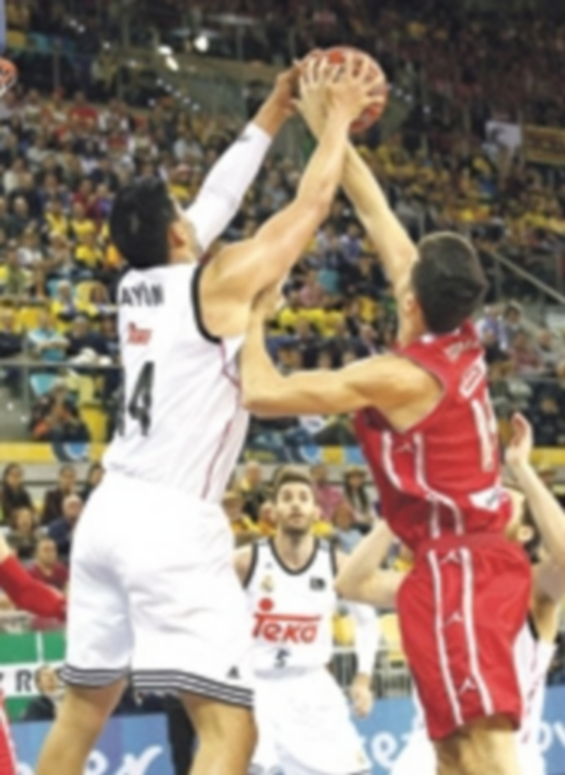 El pívot Gustavo Ayón (iqz) lucha por un rebote con el alero Pere Tomás. / EFE