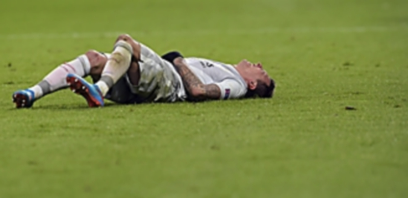 Desconexión colchonera 1 Mario Mandzukic se duele de un golpe recibido en el encuentro de ayer de Champions League ante el Bayer Leverkusen. / EFE