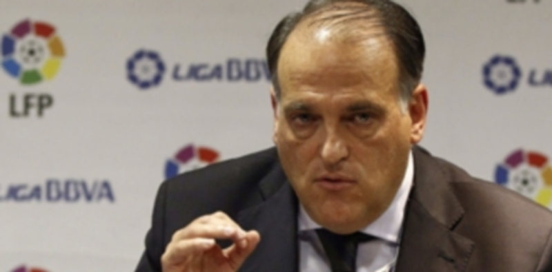 La Liga sugiere que si Barça o Athletic quieren jugar en el Bernabéu se lo tendrían que pedir al Real Madrid. / EFE