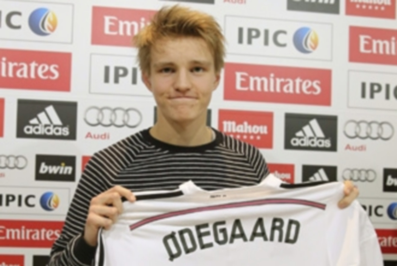 Martin Odegaard posa con la camiseta de su nuevo club