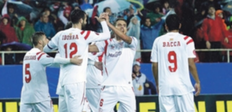 Los jugadores del Sevilla celebran el primer gol del partido