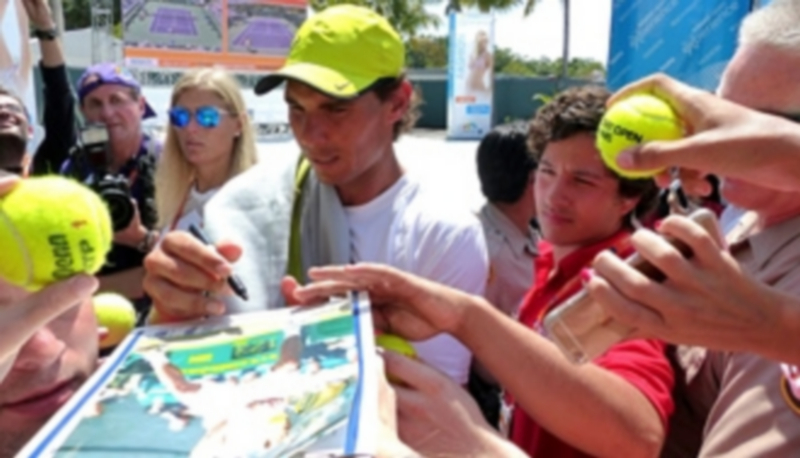 El tenista español Rafael Nadal firma autógrafos tras la rueda de prensa en Cayo Vizcaíno