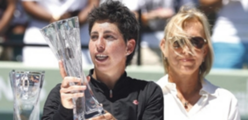 Carla Suárez tras recoger el trofeo de subcampeona del Masters de Miami. / EFE