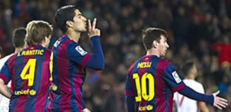 Luis Suárez celebra el primero de los dos goles que marcó para ayudar al FC Barcelona a sumar los tres puntos. / EFE