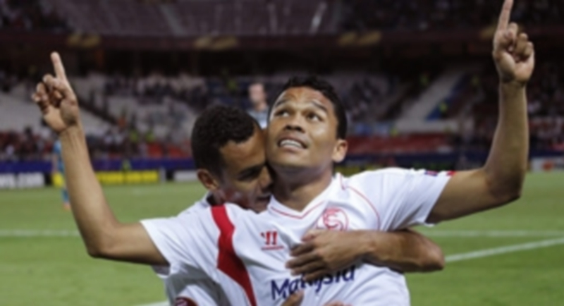 Kolo felicita a Bacca tras anotar el primer gol del partido para el Sevilla en su encuentro de ida de cuartos ante el Zenit. / EFE