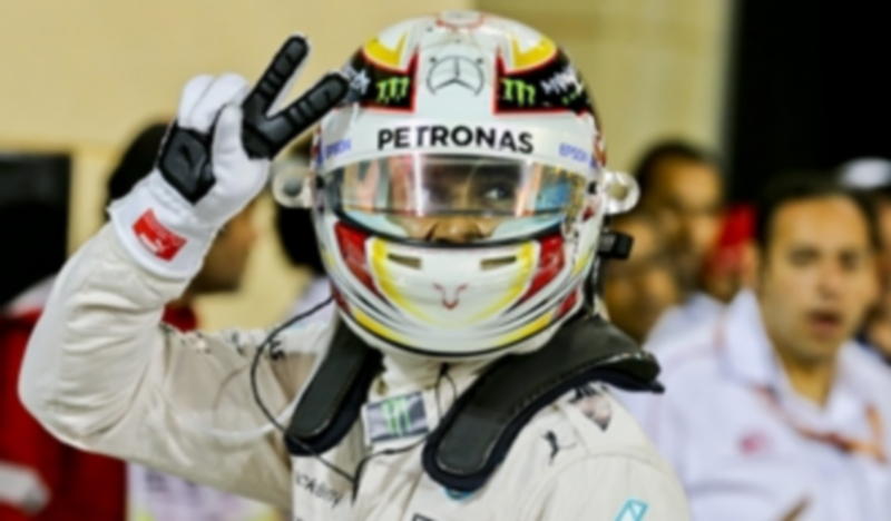 El piloto inglés Lewis Hamilton celebra la consecución de su cuarta ‘pole position’ de la temporada en el Gran Premio de Baréin