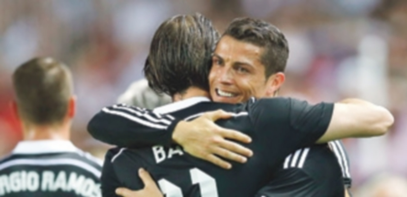 Cristiano Ronaldo abraza a Gareth Bale tras el tercer gol del partido