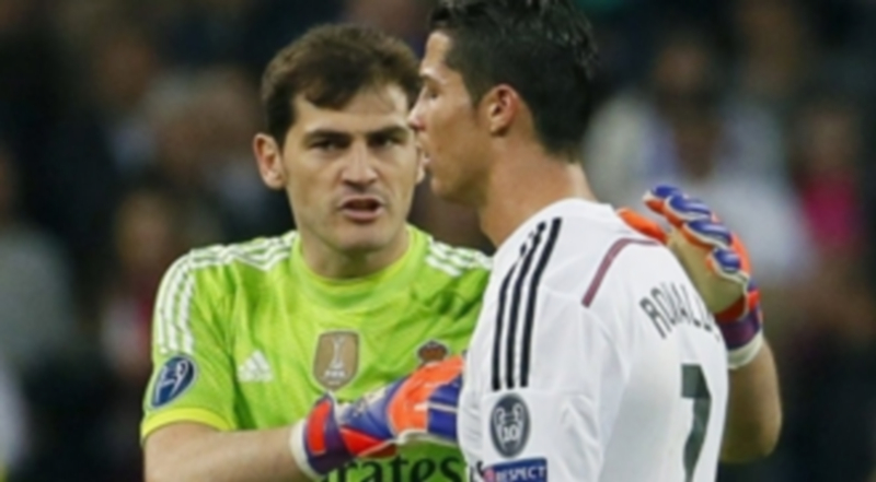 Casillas (izq) y Cristiano Ronaldo. / Efe