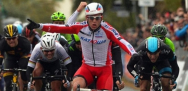 Alexander Kristoff (centro) celebra el triunfo en la Milán-San Remo del año pasado