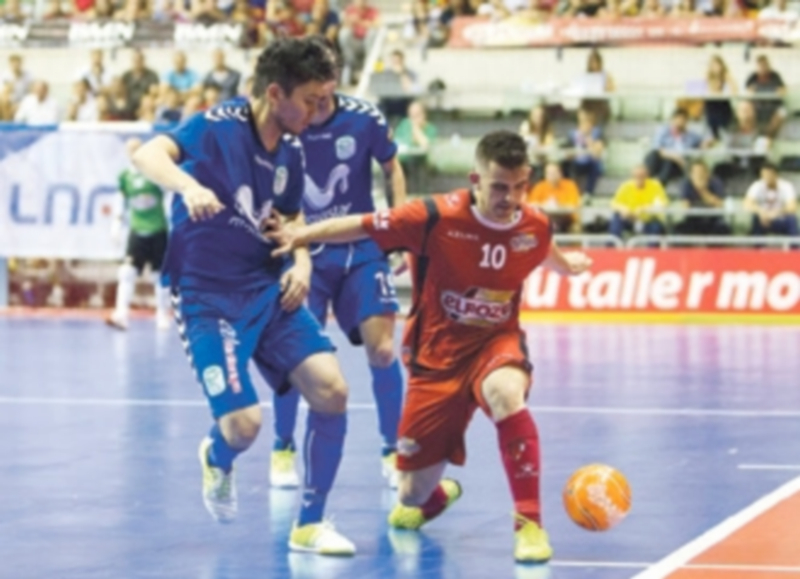 Álex (der) controla el balón ante la defensa de dos jugadores del Inter. / EFE